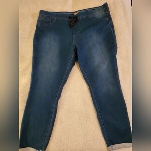 Womens Lei stretchy denim crop pants. Size 2x.  Cuff pant legs.In good condition